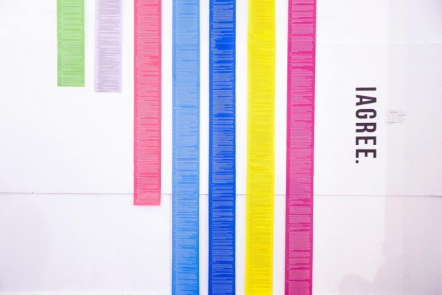 Artista imprimiu os termos e condições que provavelmente nunca leste